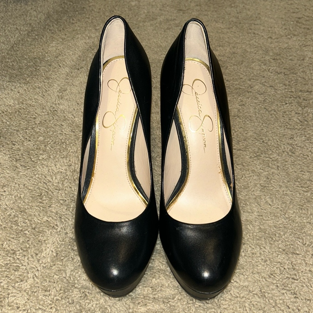 Jessica Simpson Black Round-Toe Platform Pumps